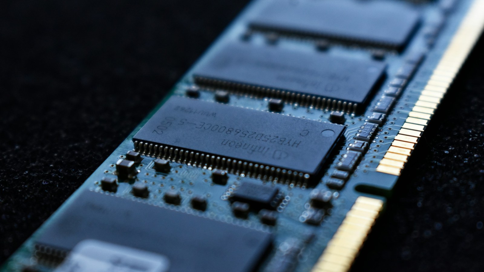 Crise mémoire 2026 : faut-il acheter son PC ou son smartphone maintenant ou attendre ?